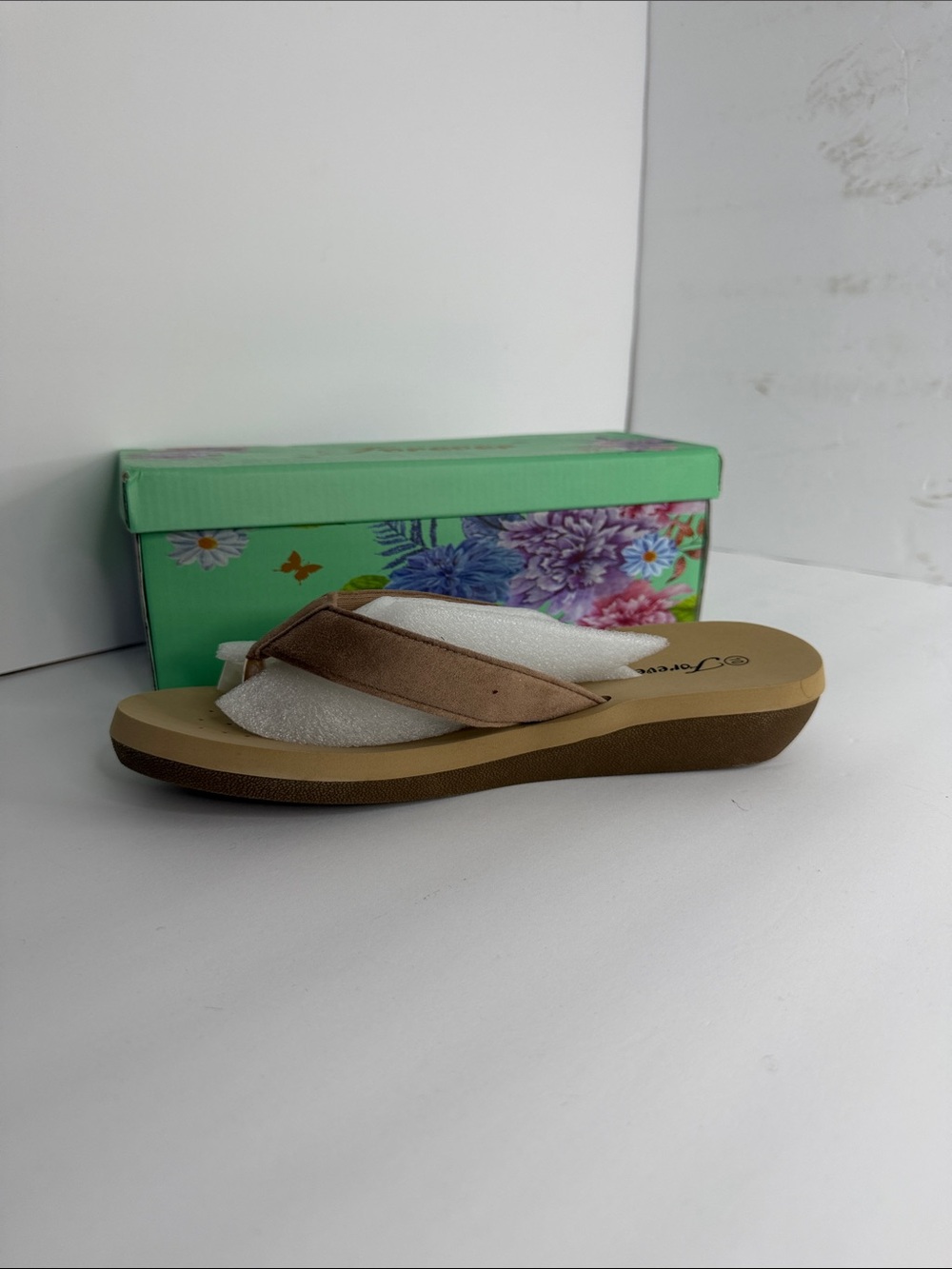 Forever Taupe Platform Flip Flop Sandals Women’s Size 10 NIB - Picture 2 of 4